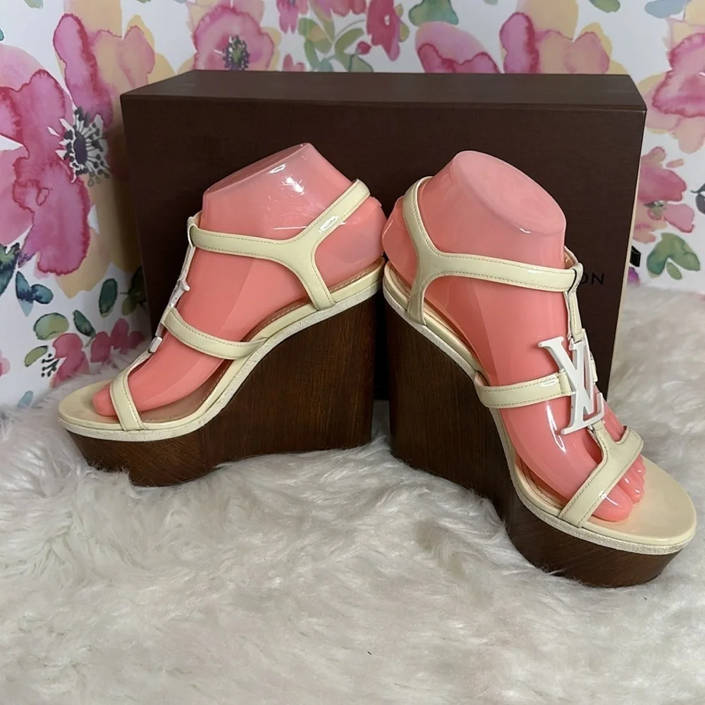 💯Authentic Louis Vuitton Wedges Sandals🍀